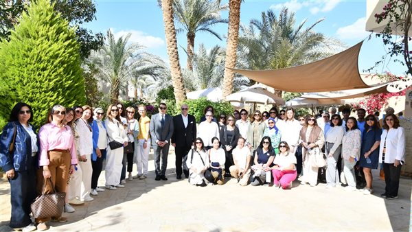 محافظ الفيوم يستقبل وفدا من زوجات الدبلوماسيين العرب والأجانب
