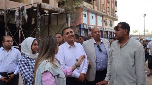 محافظ القليوبية يلتقي أصحاب محلات بيع البلاستيك بمنطقة مسطرد لبحث تقنين أوضاعهم