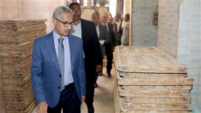 محافظ بني سويف يُفاجئ مخبزًا بإهناسيا ويشدد على توقيع غرامات بعد رصد نقص وزن الرغيف 10 جرام و مخالفات إدارية
