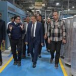 محافظ بورسعيد يتفقد مصنع الضفائر الكهربائية ويتابع انتظام العمل بخطوط الإنتاج