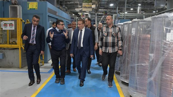 محافظ بورسعيد يتفقد مصنع الضفائر الكهربائية ويتابع انتظام العمل بخطوط الإنتاج