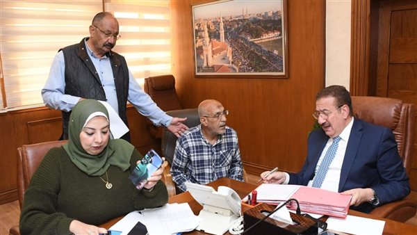 محافظ بورسعيد يستقبل مقترحات المواطنين لتطوير المناطق ويكلف بدراستها