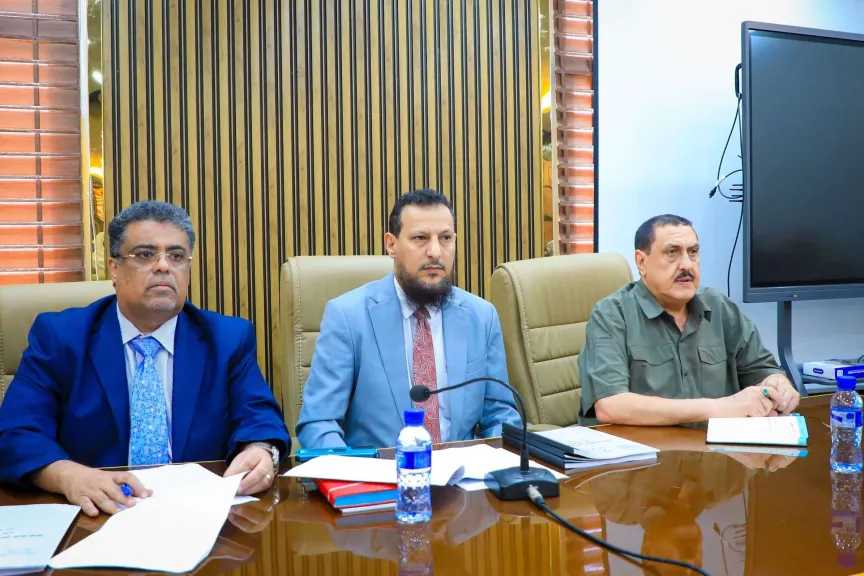 محافظ عدن يوجه بتشديد الرقابة لمحاسبة ”المخربين” وتأمين المحولات