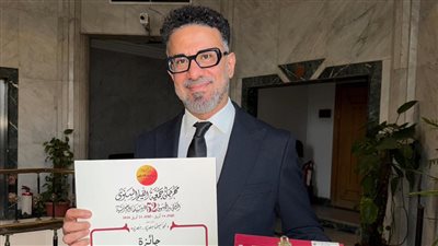 محمد عطية يفوز بجائزة أفضل ديكور عن فيلم الست في مهرجان جمعية الفيلم