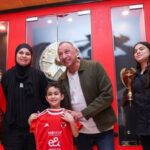 محمود الخطيب يكرم الطفل سليم أسامة بعد تألقه في تشجيع سيدات طائرة الأهلي ببطولة إفريقيا.. صور