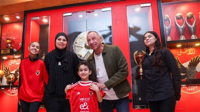 محمود الخطيب يكرم الطفل سليم أسامة بعد تألقه في تشجيع سيدات طائرة الأهلي ببطولة إفريقيا.. صور