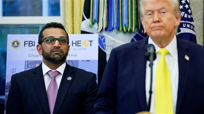 "مسألة وقت".. مدير FBI الضحية المحتملة لموجة إقالات ترامب الجديدة