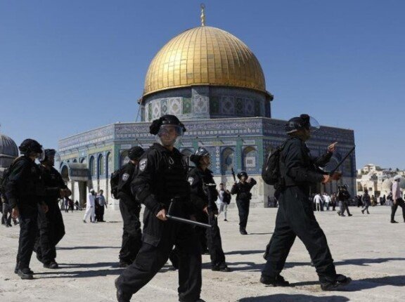 مستعمرون يقتحمون المسجد الأقصى بحماية مشددة من قوات الاحتلال الإسرائيلي