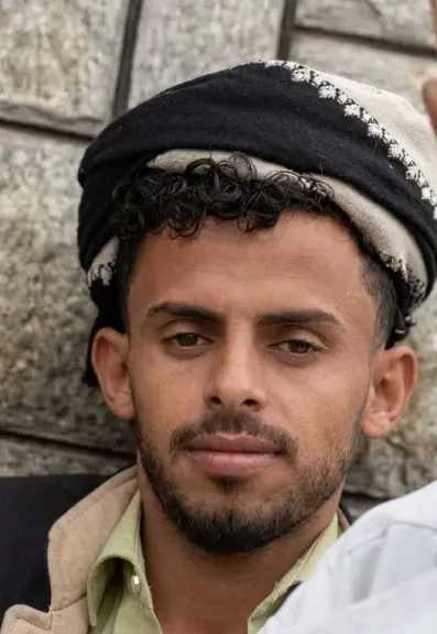 مسلح يطلق النار على شاب من قريته وينهي حياته على الفور