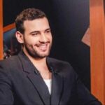 مسلم يوضح حقيقة إطلالته المثيرة للجدل: “ده ستايلي مش تشبه”