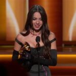 مطربة أمريكية تزين قميص برشلونة في مواجهة ريال مدريد بالكلاسيكو الإسباني