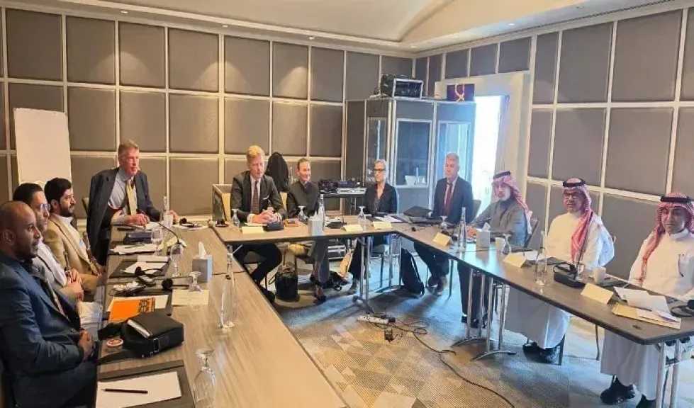 مقرب من الحوثيين يكشف مفاجأة بشأن اللقاءات الحوثية السعودية ومصير خارطة الطريق