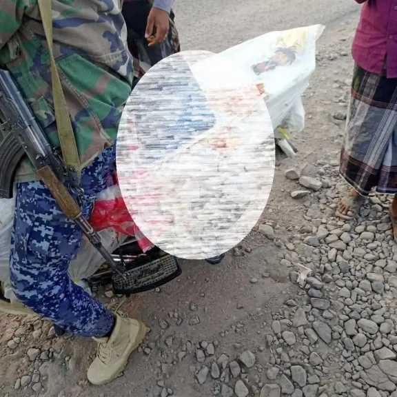 مليشيا الحوثي تباغت مواطنَين بإطلاق النار المباشر لحظة وصولهما نقطة أمنية