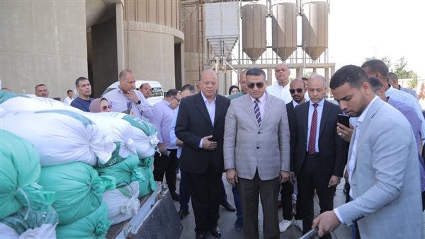 من إحدى المزارع الحقلية بدندرة.. محافظ قنا يطلق إشارة بدء موسم حصاد القمح ويتفقد صومعة الترامسة