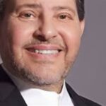 "منع الزيارة والحالة تسوء .. مصدر بفرنسا يكشف تطورات الحالة الصحية للفنان هاني شاكر"