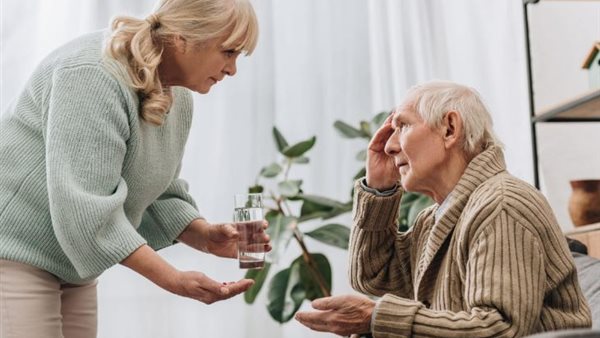 منها الاستماع الجيد والصبر.. إرشادات هامة للتعامل مع مرضى «الزهايمر»