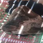 مواطن يمني يعثر على كنز في باب المندب.. 13 كيلوغراماً من العنبر تقدر قيمتها بـ700 ألف ريال سعودي