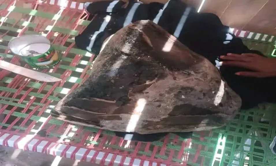 مواطن يمني يعثر على كنز في باب المندب.. 13 كيلوغراماً من العنبر تقدر قيمتها بـ700 ألف ريال سعودي