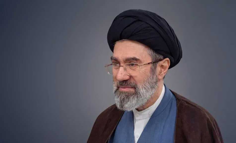 ”نيويورك تايمز” تكشف: مجتبى خامنئي جريح ومختفي.. والجنرالات يسيطرون على إيران!