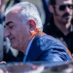 هجوم مباغت على ولي العهد الإيراني بعد انتقاه وقف اطلاق النار ورش جسده بسائل أحمر