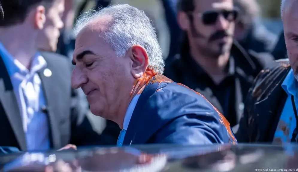 هجوم مباغت على ولي العهد الإيراني بعد انتقاه وقف اطلاق النار ورش جسده بسائل أحمر