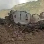 هربوا قبل الثواني الأخيرة! عائلة من 10 أفراد تنجو بأعجوبة من انهيار منزلها في إب