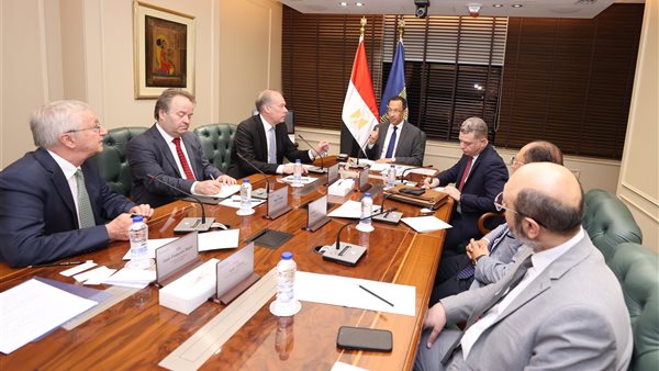 وزير الاتصالات يبحث مع «HMD» توسيع تصنيع وتصدير هواتف «نوكيا» من مصر