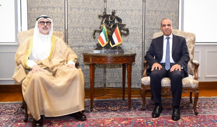 وزير الخارجية الكويتي يبحث هاتفياً مع نظيره المصري تطورات الأحداث الراهنة بالمنطقة