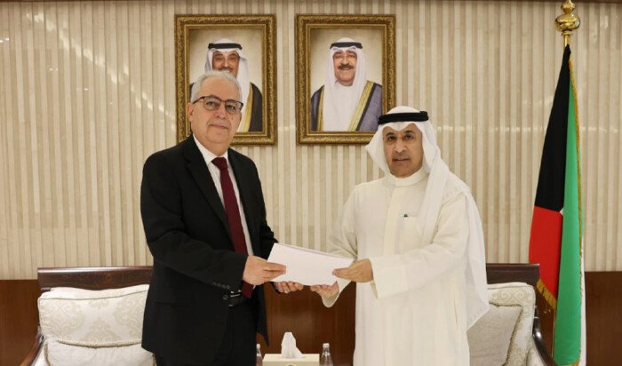 وزير الخارجية الكويتي يتلقى رسالة من نظيره المغربي.. تسلّمها السفير عزيز الديحاني