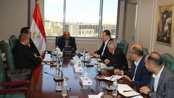 وزير الكهرباء يبحث تطور الأعمال في مشروعات الطاقة الشمسية وطاقة الرياح