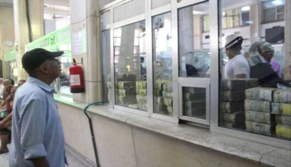 وزير المالية الحوثي في ورطة.. قيادي نقابي يفضح حجة ”عدم وجود سيولة” ويكشف الحقيقة