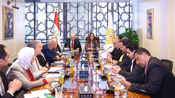 وزيرة التنمية المحلية تراجع مع محافظ الفيوم تنفيذ خطة استعادة التوازن البيئي ببحيرة قارون