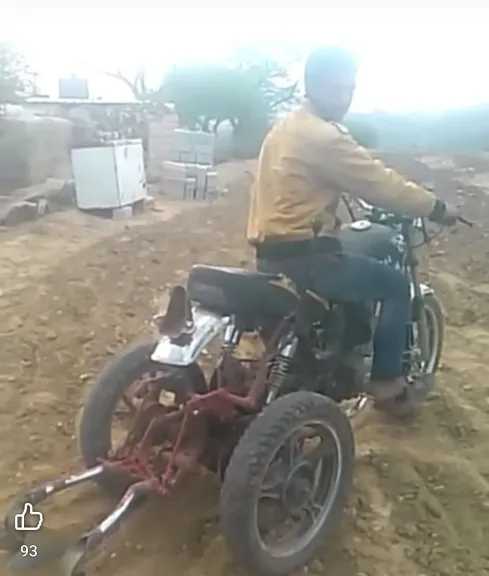 يمني يحول الدراجة النارية إلى ”محراث متعدد”.. حلول ذكية تخطف الأنظار بالضالع