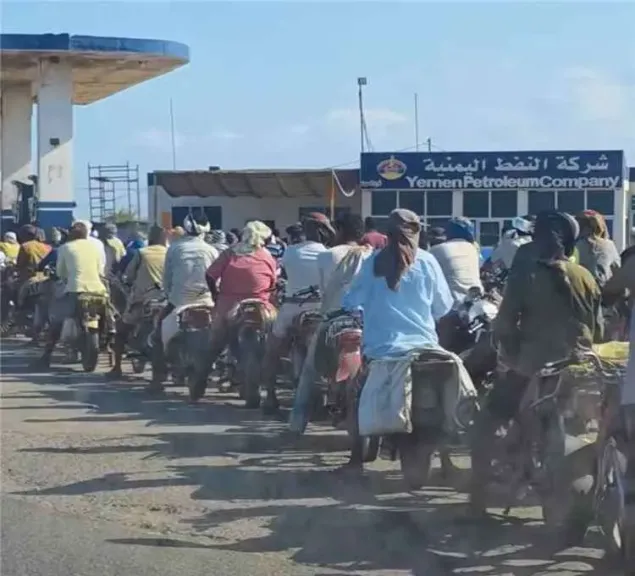أزمة وقود خانقة تشل حركة النقل في الخوخة وحيس جنوب الحديدة- نبض مصر