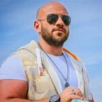 “أنا من غيرك بتوه”.. كلمات مؤثرة من مي كمال الدين لأحمد مكي بعد العودة
