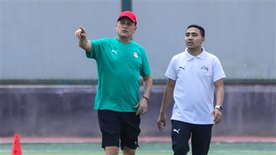 أوسكار رويز يجتمع بحكام مباريات الأهلي والزمالك وبيراميدز ويراجع أخطائهم- نبض مصر