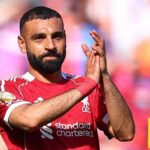محمد صلاح يضحك أثناء قمة الأهلي والزمالك