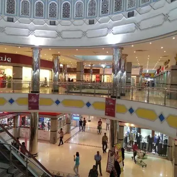 ازدحام غير مسبوق في مولات عدن.. المواطنون يهربون من ”جحيم الصيف” إلى مكيفات المولات- نبض مصر