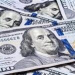 الدولار يتراجع بعد تجدد الأعمال القتالية بين الولايات المتحدة وإيران