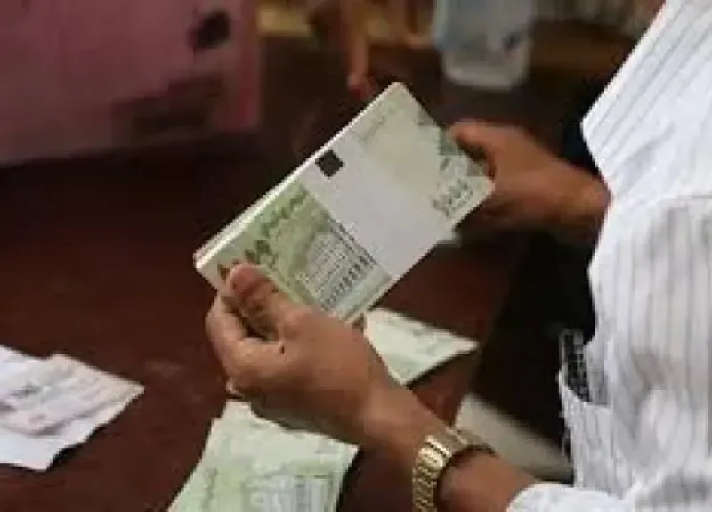 الموظفون يتفاجأون بإسقاط الحوثيين أسماءهم من كشوفات «نصف الراتب»- نبض مصر