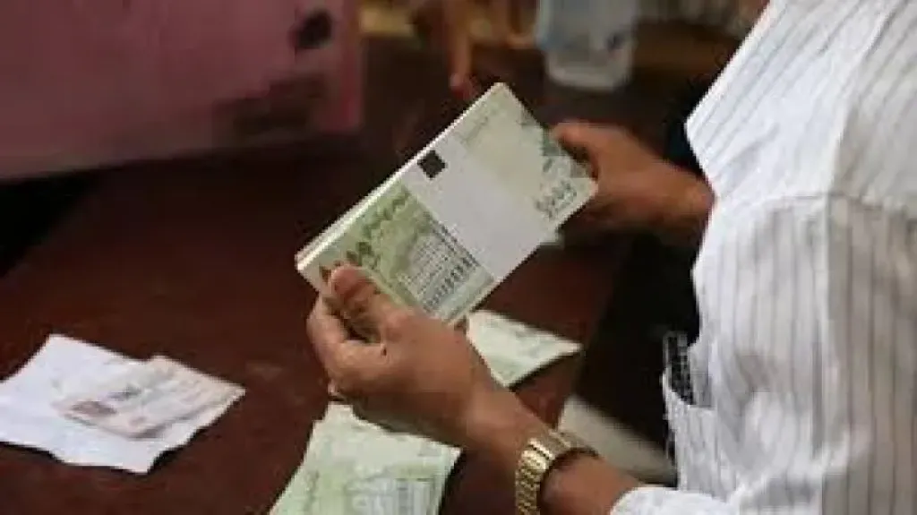 الموظفون يتفاجأون بإسقاط الحوثيين أسماءهم من كشوفات «نصف الراتب»