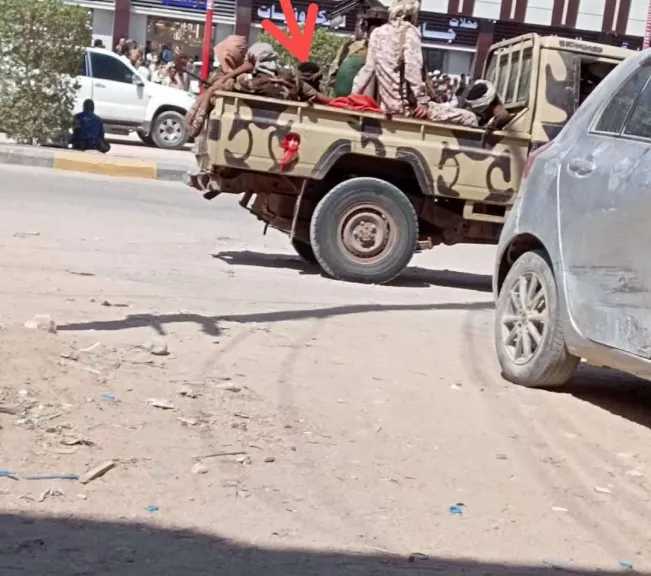 بالأصفاد في عتق: شهود يوثقون معاناة محتجزين تحت الشمس