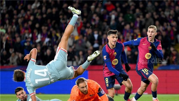 برشلونة يفوز على أوساسونا 2-1 ويقترب من لقب الدوري الإسباني