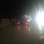 بسبب الرياح الشديدة.. مياه بحيرة قارون تندفع إلى الطريق واستجابة عاجلة من مركز ومدينة إبشواي لاحتواء الموقف