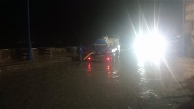 بسبب الرياح الشديدة.. مياه بحيرة قارون تندفع إلى الطريق واستجابة عاجلة من مركز ومدينة إبشواي لاحتواء الموقف