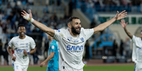 بنزيما يتوهج بقميص الهلال !