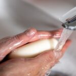 خبيرة تحذر: الإفراط في غسل اليدين قد يضعف الحاجز المناعي للجلد