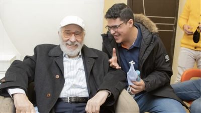 دعاء مؤثر ورسالة حب.. حفيد عبد الرحمن أبو زهرة يكشف كواليس علاقته بجده- نبض مصر