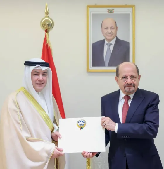 رئيس الوزراء يتسلم في عدن أوراق اعتماد السفير الكويتي الجديد ويجدد تضامن اليمن بوجه التهديدات الإيرانية- نبض مصر