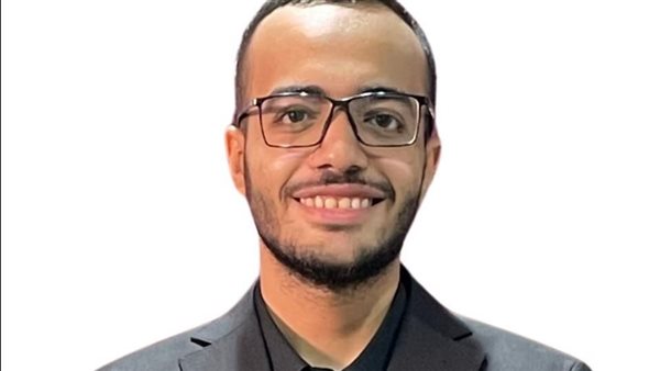 رئيس جامعة القاهرة يهنئ طالب هندسة بعد تتويجه بذهبية جائزة تشارلز ماين العالمية للقيادة الطلابية